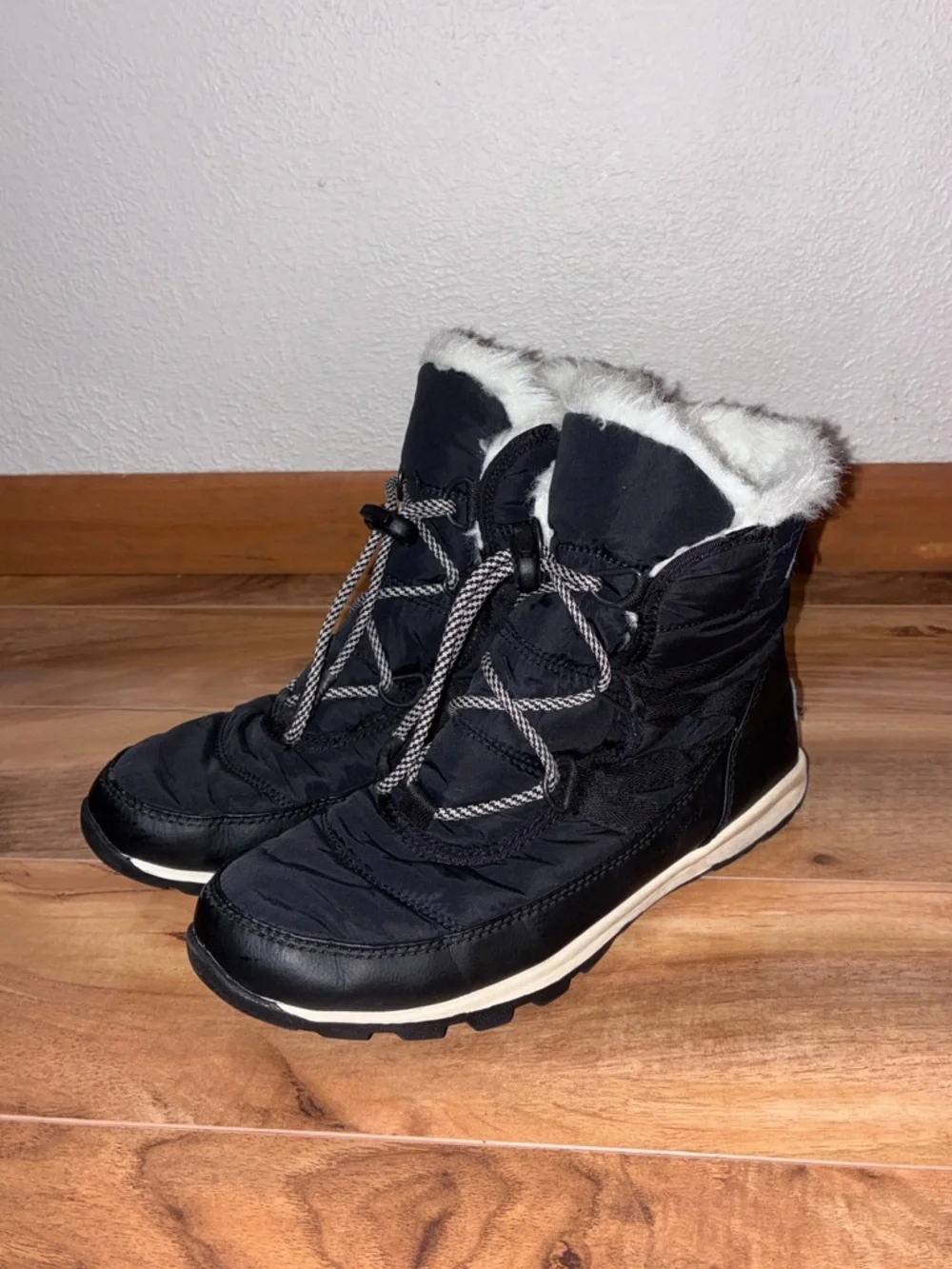 Sorel Whitney II Short Lace Waterproof Boot Black - size kids 6, fit womens 7.5
